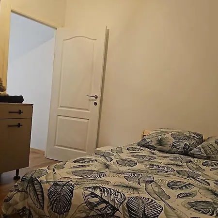 Sam *